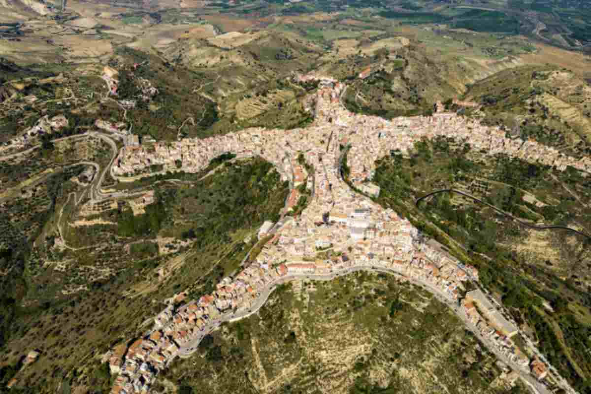Il territorio di Centuripe si estende per oltre 170 km² e presenta una morfologia prevalentemente montagnosa