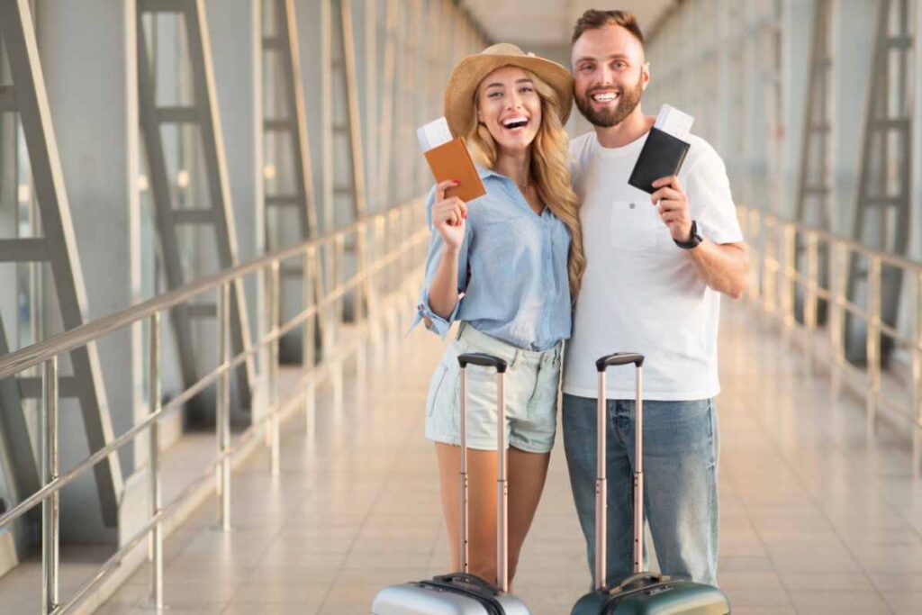 Coppia turisti aeroporto