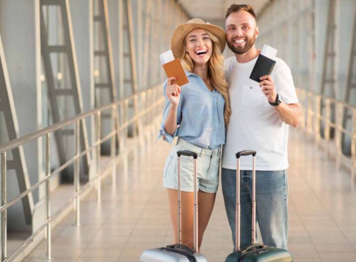Coppia turisti aeroporto
