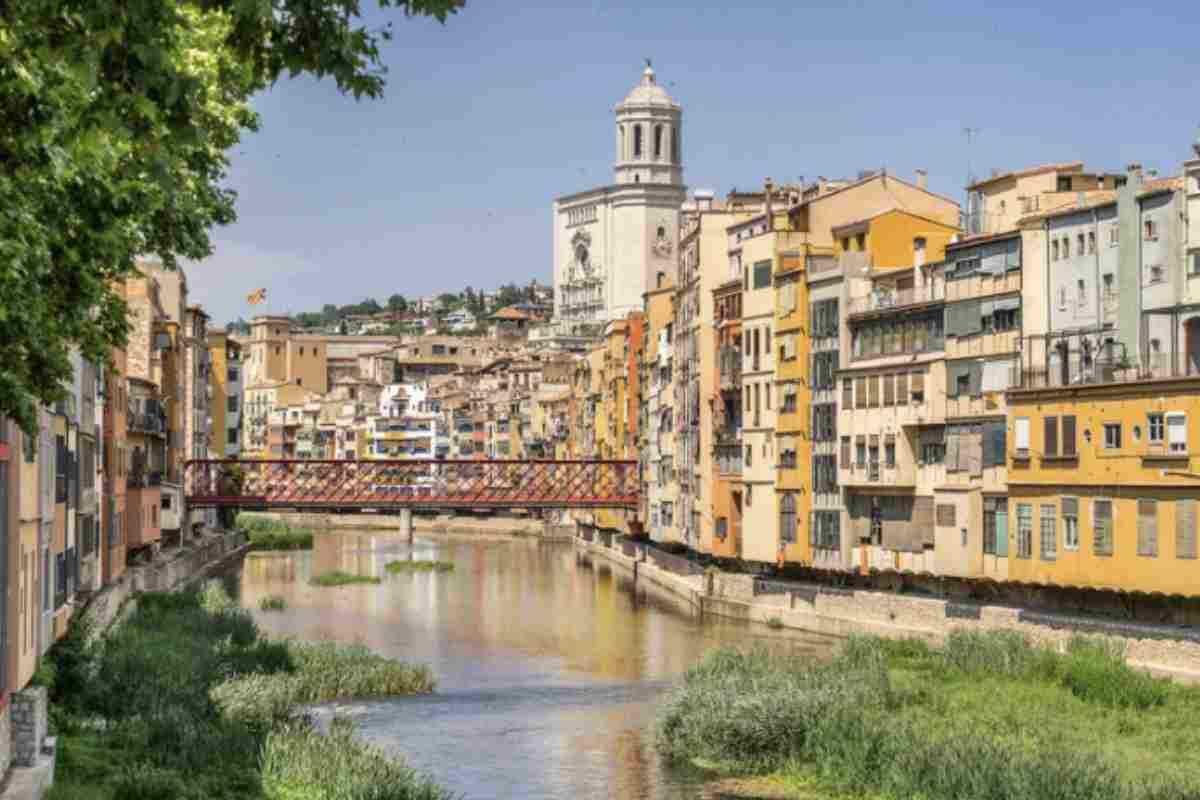 Spingendosi in Spagna, a poco più di un’ora da Barcellona, Girona si presenta come una città che sfugge alla frenesia metropolitana